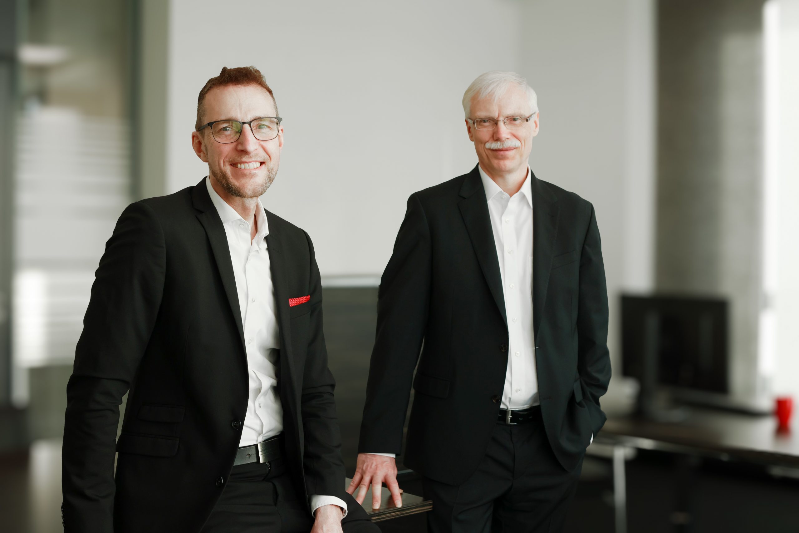 Zu sehen sind von links nach rechts Peter Königkamp (Vorstandsvorsitzender) und Ulrich Kleinetigges (Mitglied des Vorstandes)